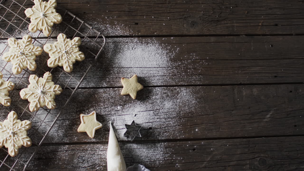 video de galletas de estrella de navidad decoradas con azúcar con espacio de copia en fondo de madera