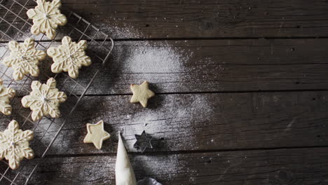 Vídeo-De-Galletas-Navideñas-Decoradas-Con-Azúcar-Con-Espacio-Para-Copiar-Sobre-Fondo-De-Madera