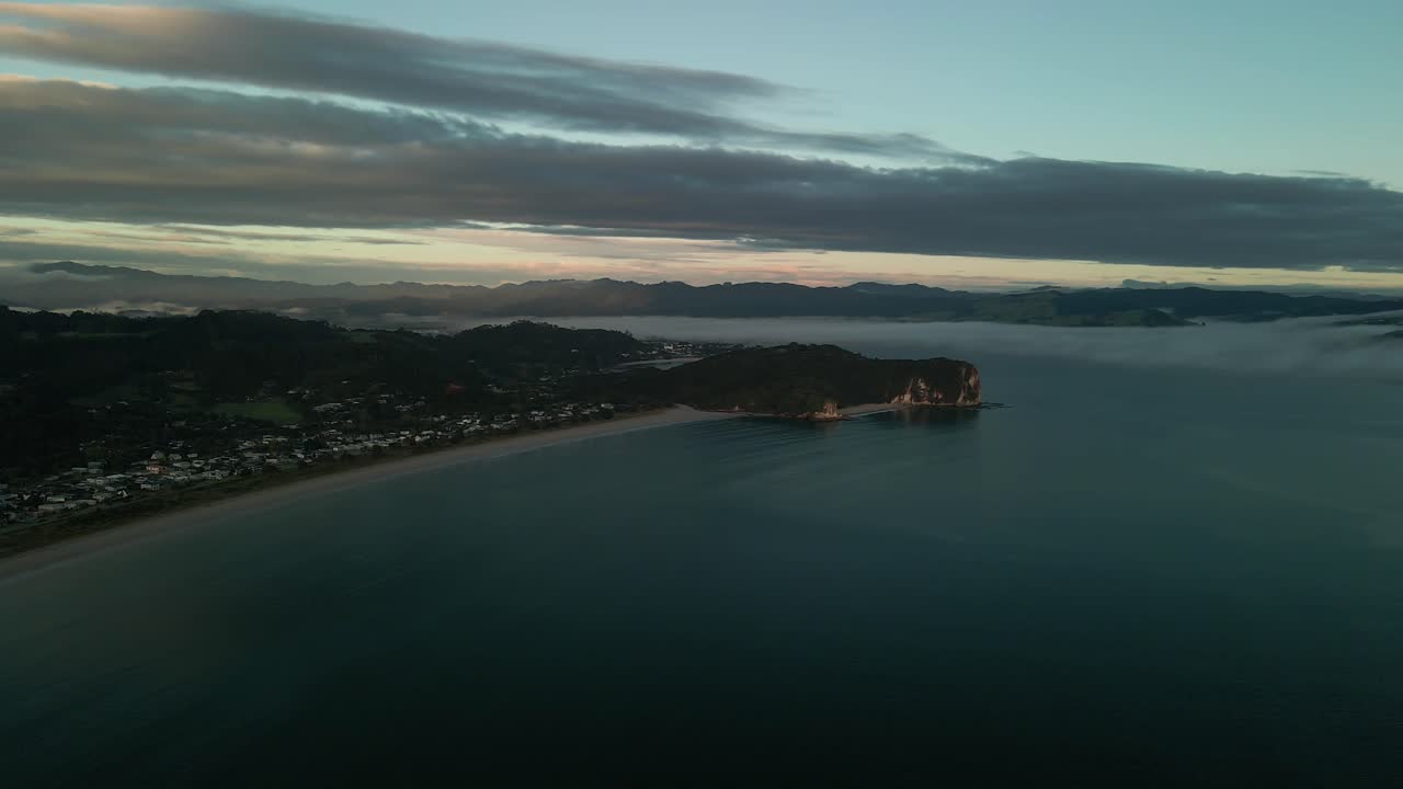 뉴질랜드 머큐리 베이의 산들 위로 구름 반전 위의 무인 항공기 비행