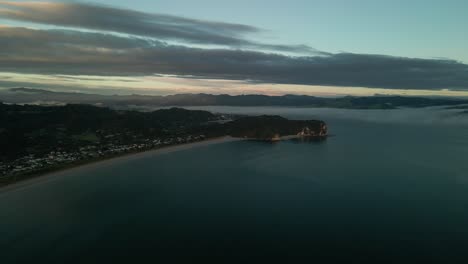 Vuelo-De-Drones-Sobre-Inversión-De-Nubes-Sobre-Montañas-En-La-Bahía-De-Mercurio,-Nueva-Zelanda