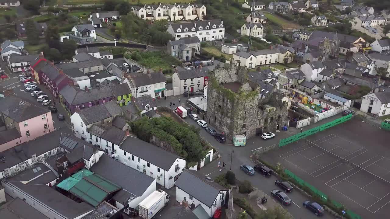 칼링포드 마을의 오래된 폐허의 관점 드론 샷