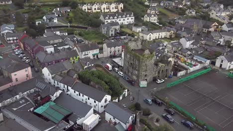 toma de punto de vista de drones de ruinas antiguas en la ciudad de carlingford
