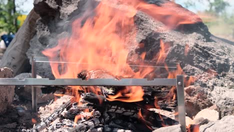 gran hoguera hermosa con una barbacoa de campamento, preparación de carbón para barbacoa