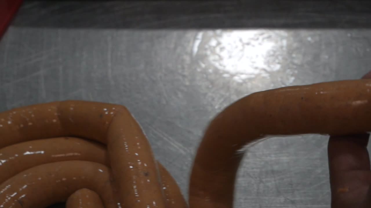 salchichas proceso de carne producción en fábrica hecho a mano ahumado hervido envoltura carne picada especias