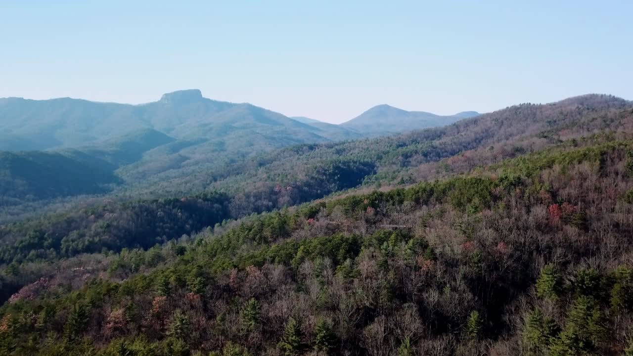 subida aérea desde el bosque acercándose a table rock nc, table rock carolina del norte, montaña de la roca de la mesa, montaña de carey, montaña de carey nc, montaña de carey carolina del norte