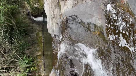 Pequeña-Cascada-En-Medio-Del-Bosque