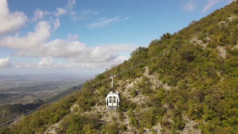 el teleférico de la montaña dajti filmado por un avión no tripulado, albania, europa