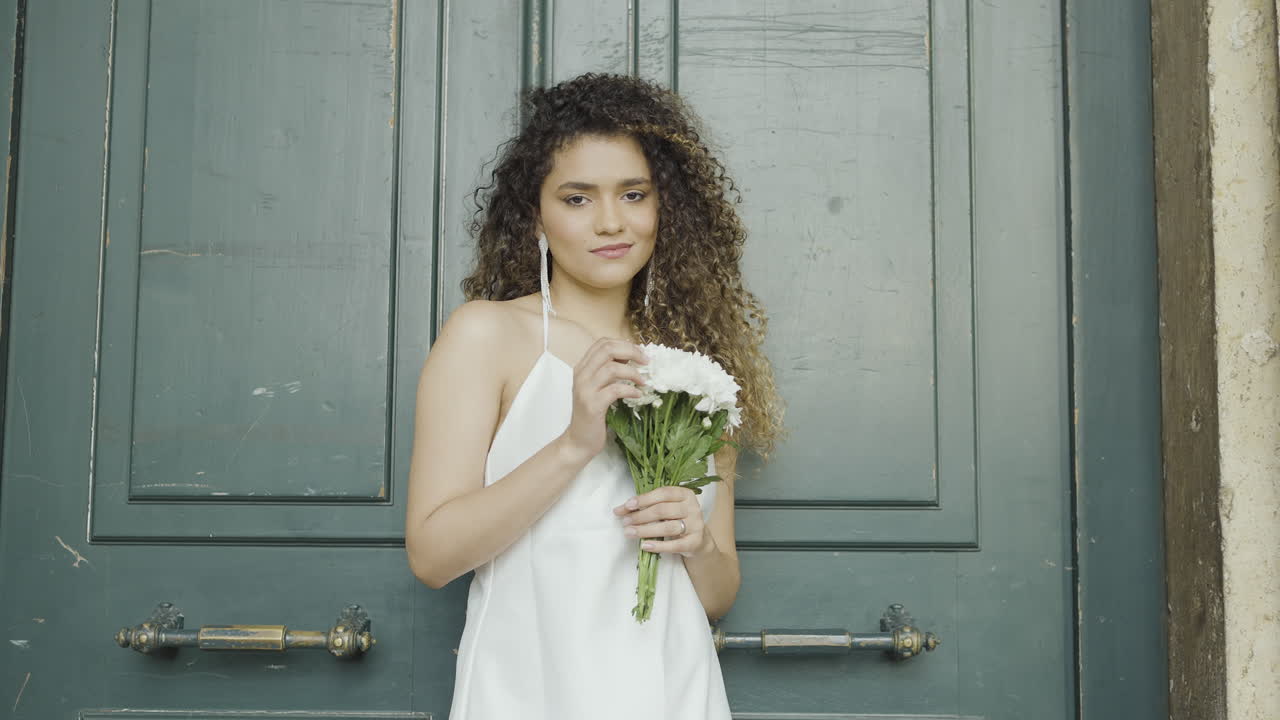 Donna in abito bianco con fiori