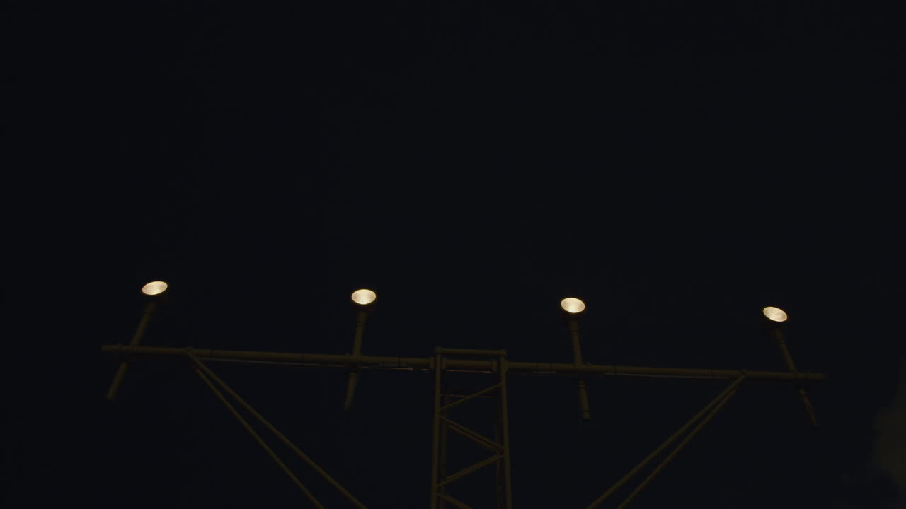 avión aterrizando en la noche