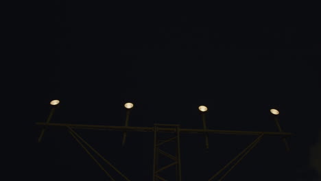 avión aterrizando en la noche