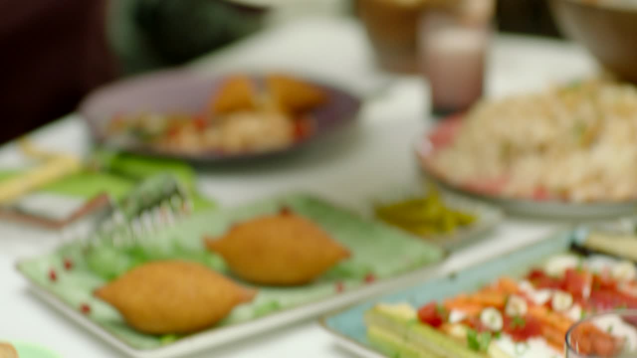 저녁 식사 테이블 에 신선 한 요리 를 제공하는 여자