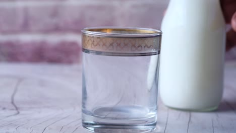 la leche se vierte en un vaso