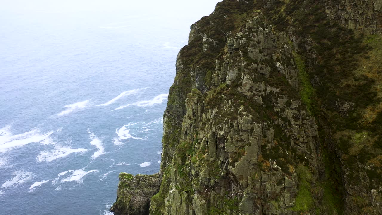 acantilados rocosos y escarpados en la costa del océano atlántico de horn head, irlanda - antena