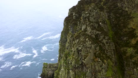 Acantilados-Rocosos-Y-Escarpados-En-La-Costa-Del-Océano-Atlántico-De-Horn-Head,-Irlanda---Antena