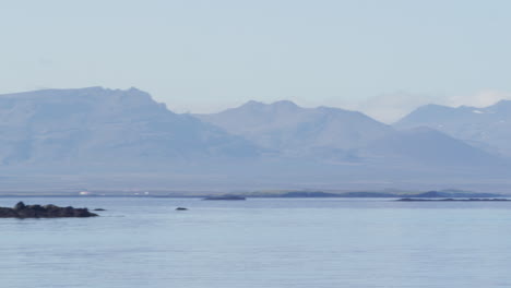 Linksschwenk-Von-Der-Stykkishólmur-Fähre-Auf-Die-Berge-Rund-Um-Den-Breidafjördur-Fjord