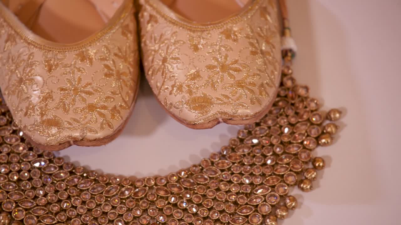 인도 결혼식에서 의식 신발과 보석의 패닝 샷