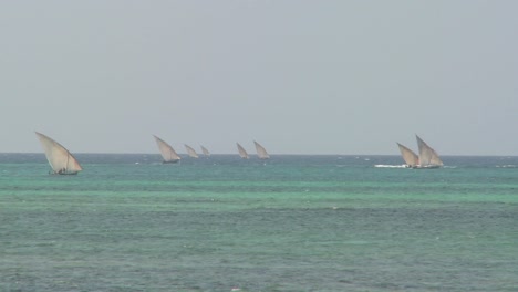 帆船前往桑齐巴尔海岸的海上