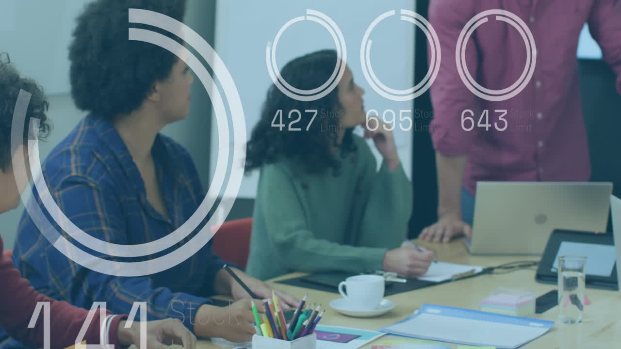 animación de procesamiento de datos sobre la sección media del hombre caucásico dando una presentación en la oficina.