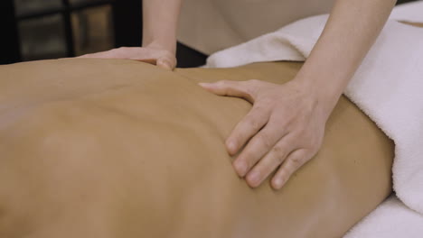 Massagetherapie-Zur-Anpassung-Der-Wirbelsäule-Im-Unteren-Rückenbereich,-Harte-Tiefendruck-Thai-Ölmassage,-Sinnvolle-Tiefengewebsmassage,-Linderung-Von-Rückenschmerzen