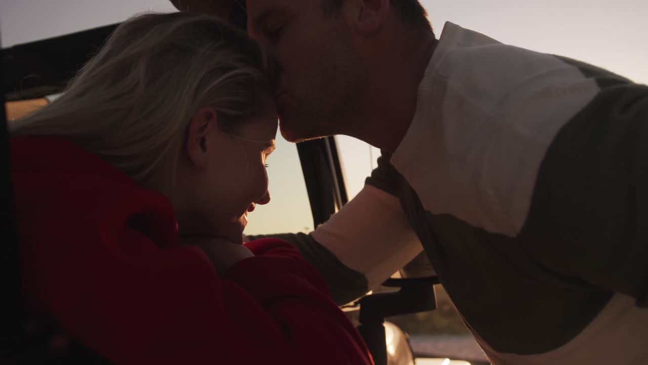 사랑 에 빠진 부부 가 함께 도로 여행 에서 자유로운 시간 을 즐기고 있다