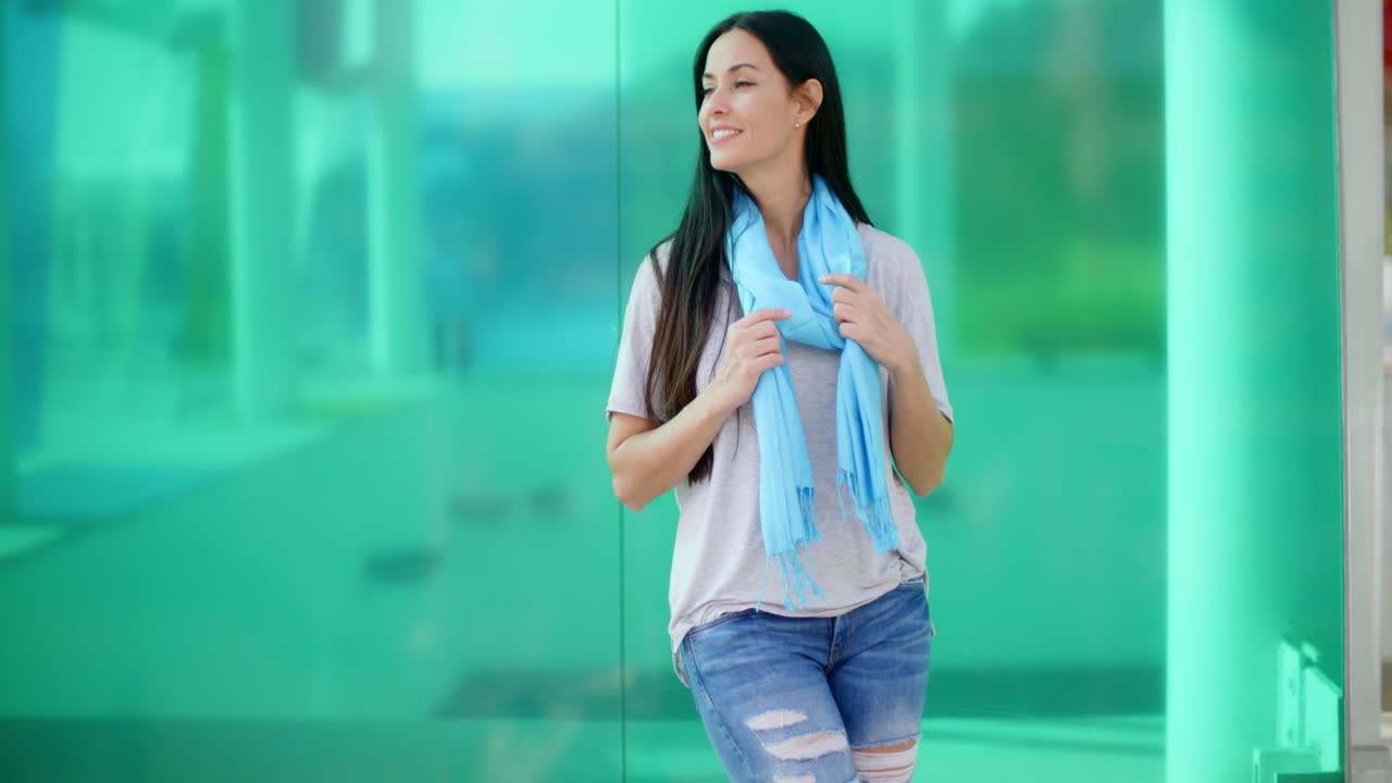 유리 앞에서 옆으로 바라보는 행복한 여자