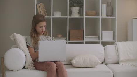 La-Niña-Está-Trabajando-Con-Un-Cuaderno-Y-Dibujando-En-Un-Cuaderno-En-Casa-Sentada-En-El-Sofá-De-La-Sala-De-Estar-Los-Fines-De-Semana