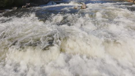 Rushing-waterfall-in-Owen-Sound,-Canada-during-daylight-with-powerful-water-flow-and-splashing