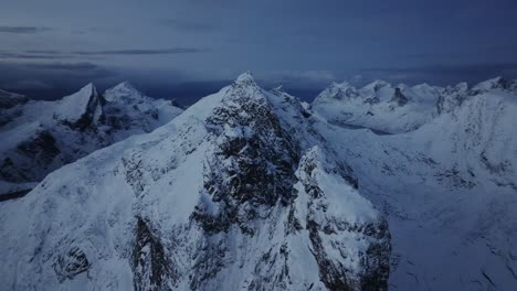 Vista-Aérea-Del-Hermoso-Paisaje-De-La-Montaña-Nevada-De-Noruega-Durante-El-Invierno