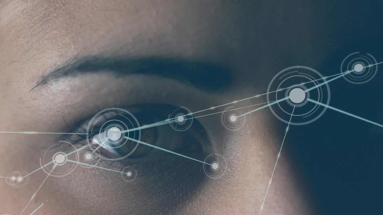 Mulher abrindo a pálpebra em close-up, pequeno ponto iniciando um clarão magenta e HUD sobrepondo o olho para tecnologia.