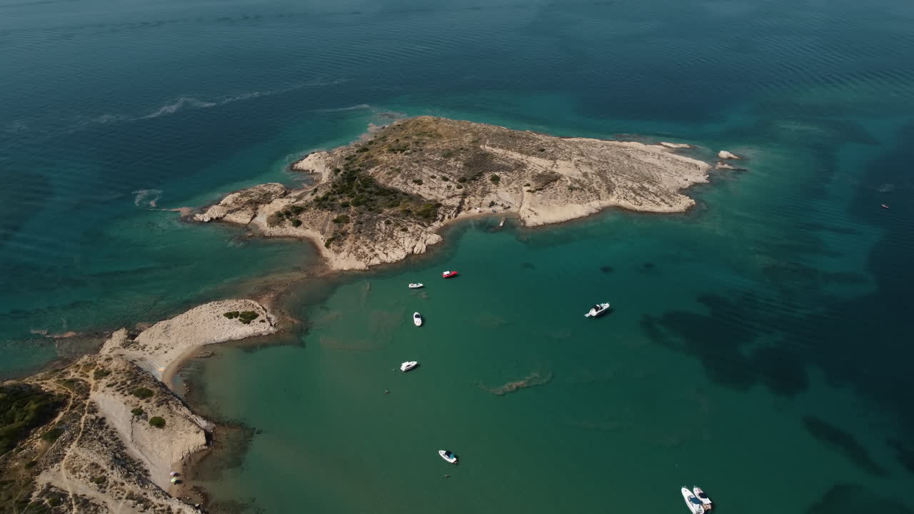 vista aérea de barcos anclados en la pintoresca costa de la isla de rab, croacia en un día soleado de verano, disparo de drones