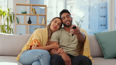 Pareja-Viendo-Televisión-Juntos,-Relájese-Y-Abrace