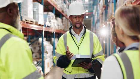 trabajadores del almacén se reúnen y discuten el trabajo en tabletas