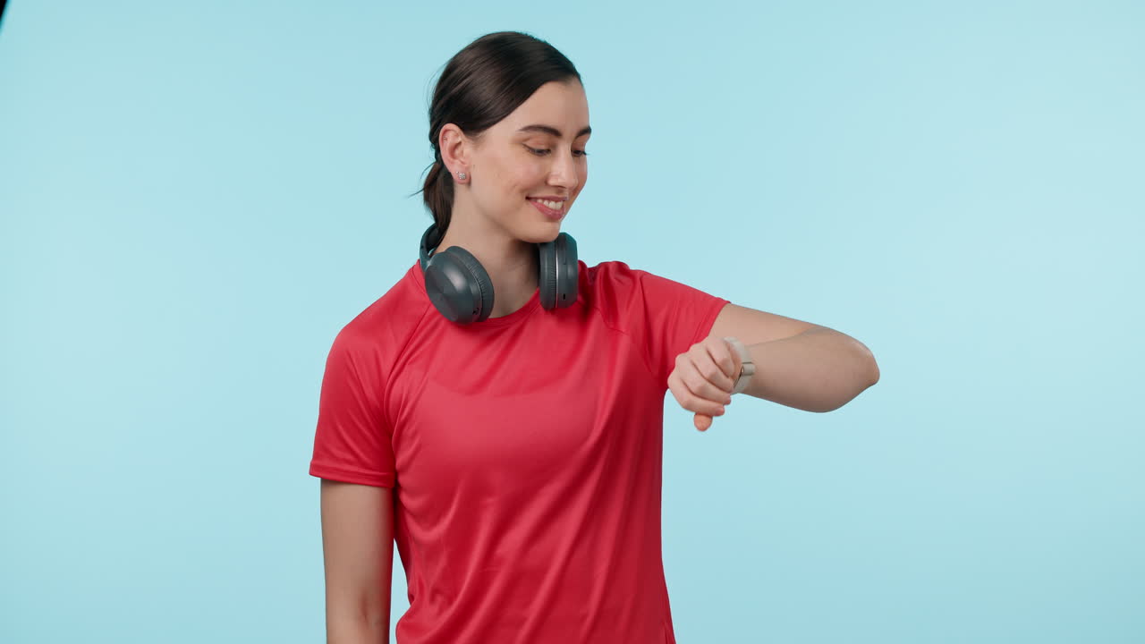 Sorriso, orologio e donna fitness con cuffie