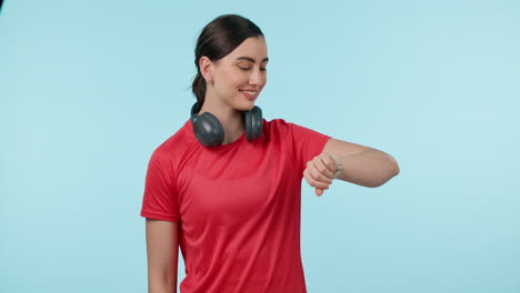 sonrisa, reloj y una mujer de fitness con auriculares
