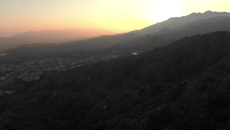 Luftaufnahme-Des-Orangefarbenen-Sonnenuntergangs-Hinter-Dem-Berg