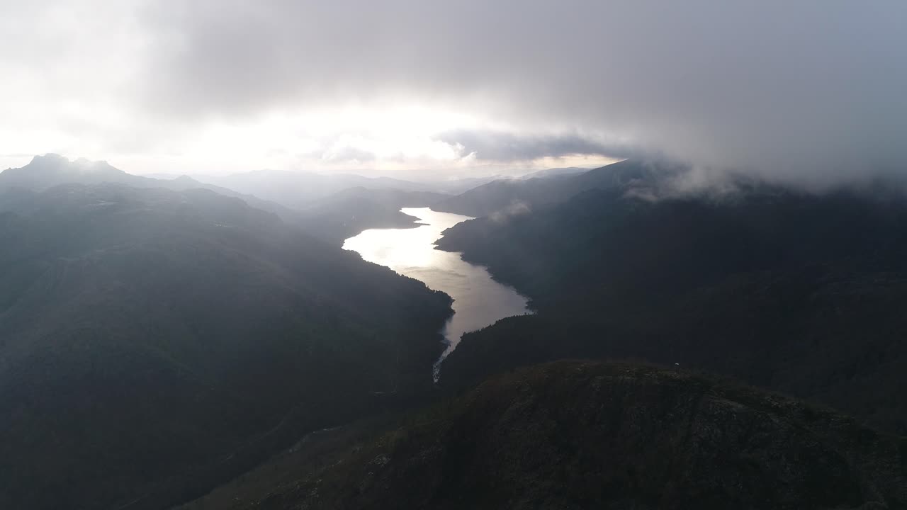 vista aérea del río del cañón de la montaña