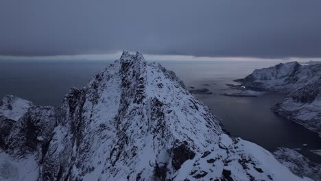 Vista-Aérea-Del-Hermoso-Paisaje-De-La-Montaña-Nevada-De-Noruega-Durante-El-Invierno