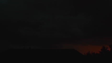 captura de video de lapso de tiempo durante una fuerte tormenta con vista de una casa de apartamentos y muchos árboles capturados en la república checa durante la noche y la noche, usó 24 fps y aceleró hasta el lapso de tiempo rápido