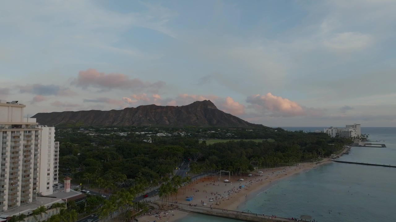 Planando lungo l'oceano verso Diamond Head, vista aerea delle Hawaii.