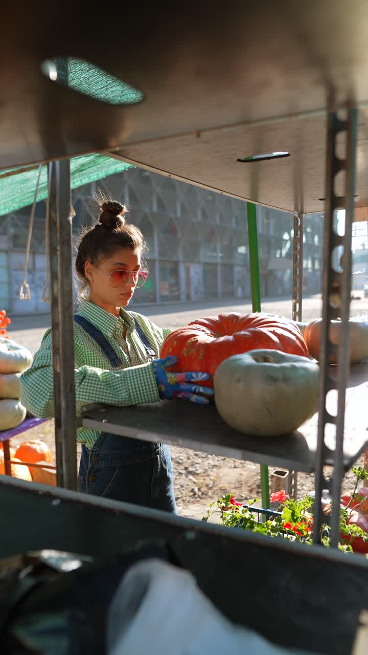 mujer vendiendo calabazas en un mercado de agricultores