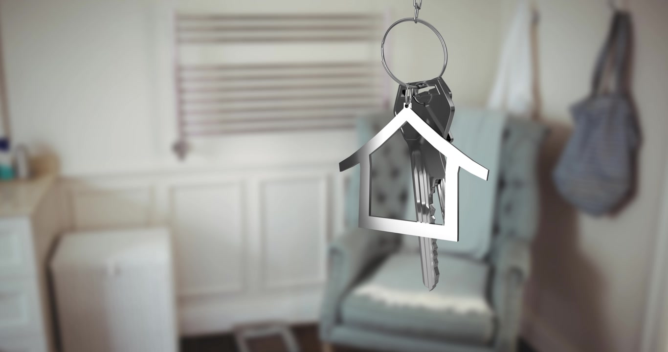 Animazione di Chiave d'Argento e Portachiavi a Forma di Casa su Interno di Casa Sfocato