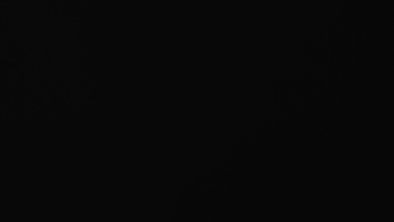 рука афроамериканца с белым мячом для регби на черном фоне, копирование пространства, замедленное движение