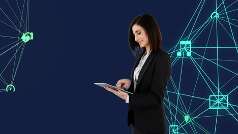 globo de iconos digitales contra una mujer de negocios que usa una tableta digital