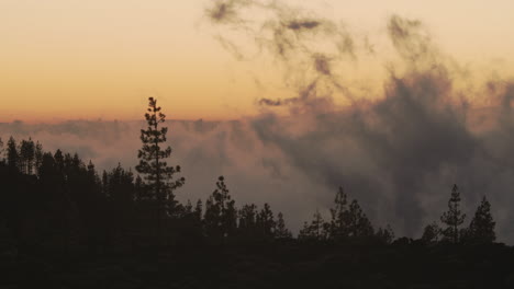 Timelapse-of-clouds-in-the-mountains-at-sunset