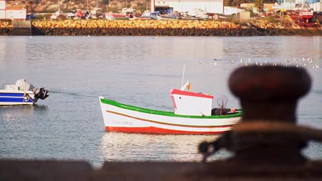 Bote-Pequeño-Con-Colores-Verde-Y-Rojo-Moviéndose-En-El-Agua