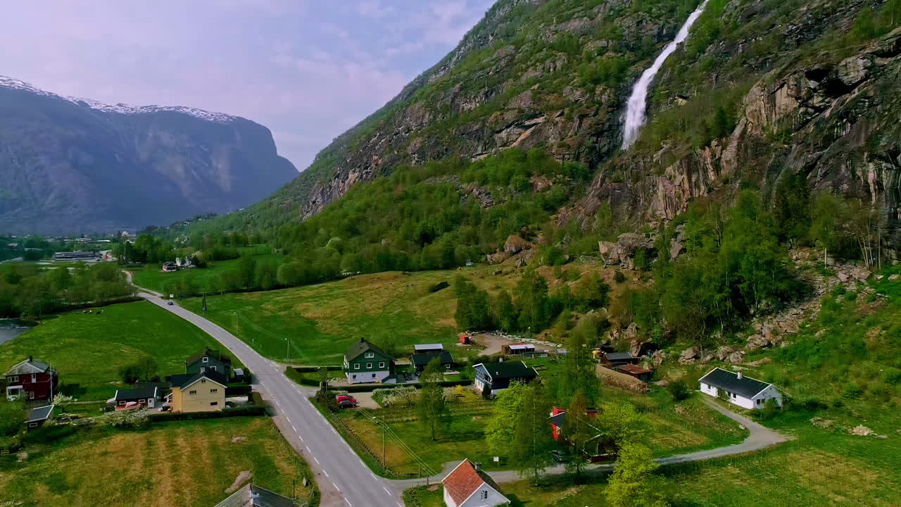 casas en el pueblo a lo largo del fiordo en un día soleado de verano, noruega