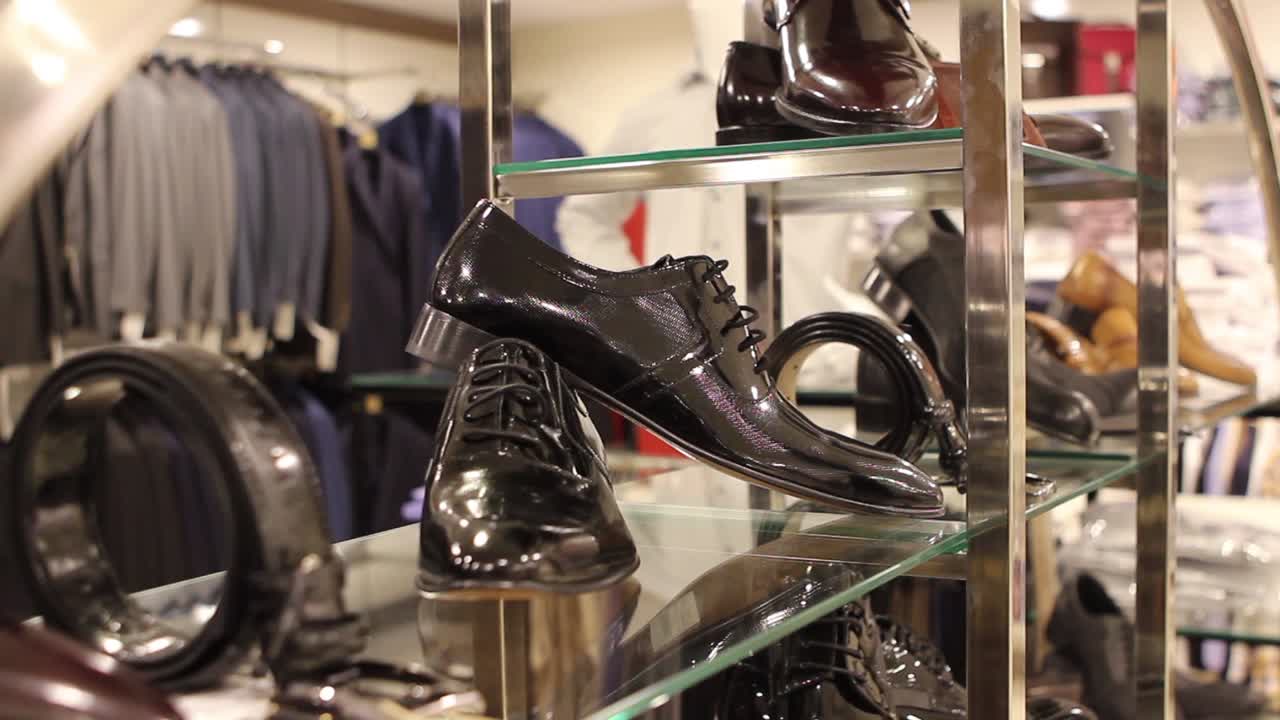 슬라이더 4와 함께 남자의 신발을 구입