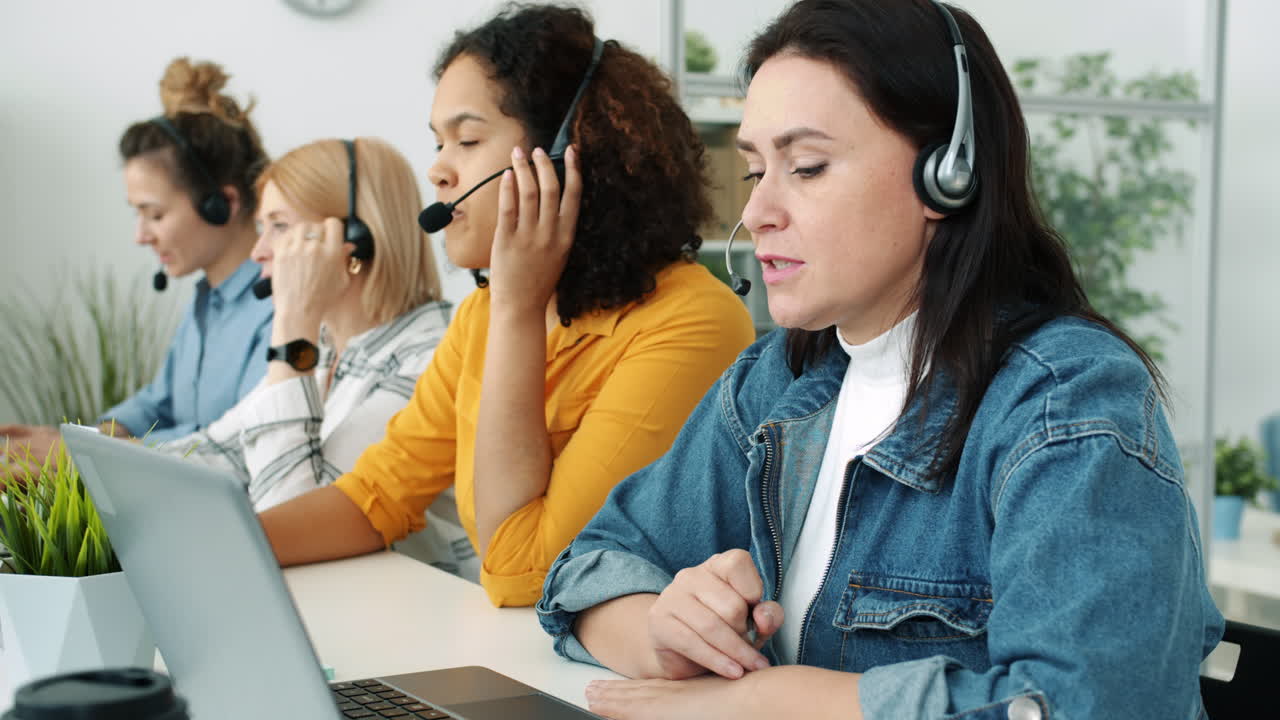 equipo de servicio al cliente en el trabajo