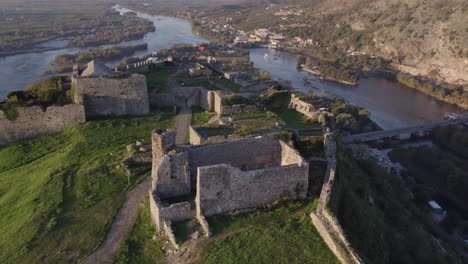 órbita alrededor de kalaja e rozafës en la ciudad de shkodër durante el amanecer, aérea