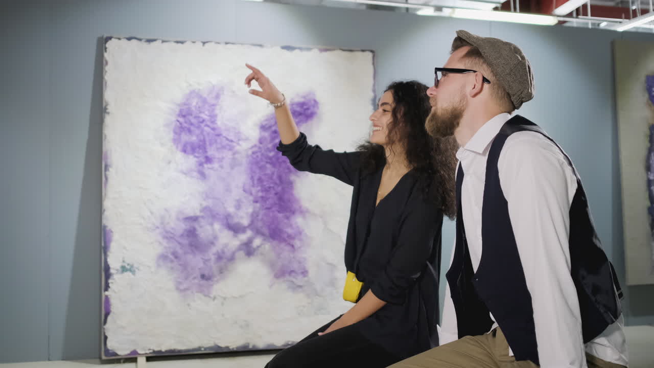 pareja en una exposición de arte